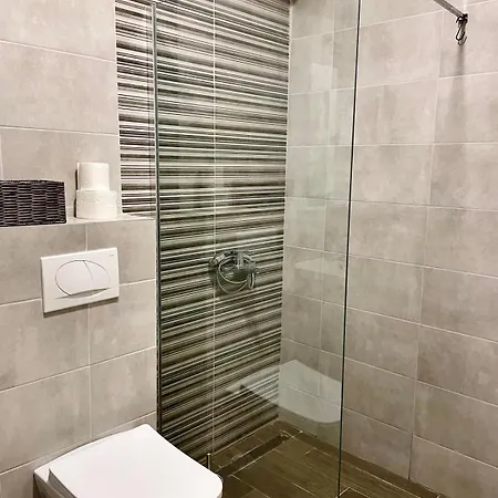 Short Apartment *