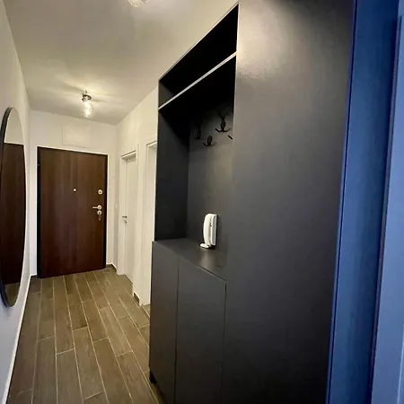 Short Apartment *