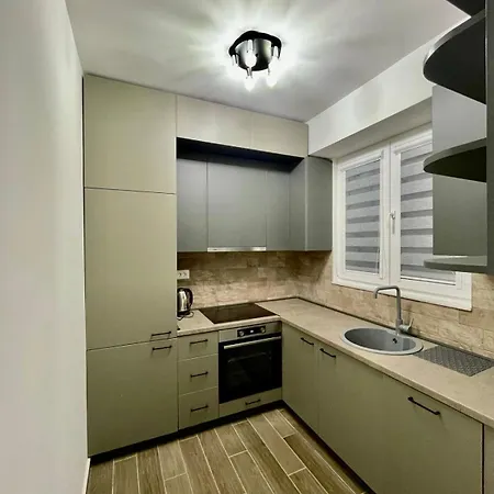 Short Apartment *